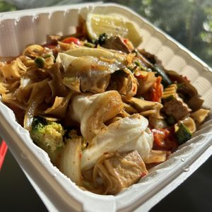 Pad Kee Mao (Made Vegan, No Egg, With Tofu)   at Ning Thai Cuisine in Pahoa