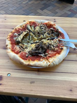 Vegane Pizza mit Aubergine und Zucchini   at Pizzateca da Tonis in Flensburg