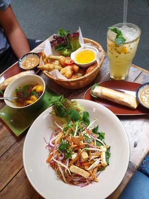 Bananenblütensalat, frittiertes Gemüse, Fresh Spring Rolls mit Tofu at Chum Chay in Cologne