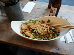 Tofu, noodles, peanuts, veggies, tamarind sauce at Chum Chay in Cologne