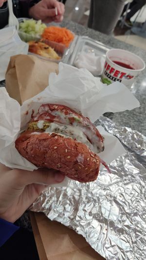 Delicioso, eso sí, tengan ojo con ese jugo que tiene jengibre, uno de los jugos es vegetariano y no vegano, ya que lleva miel; pidan bien los jugos y chequen que no tengan miel! F at Mammaterra in Puerto Varas