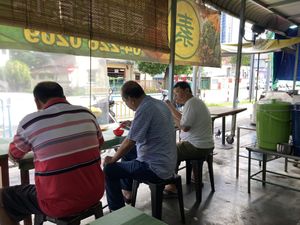 So nice to see people enjoying vegan food  at Evergreen Vegetarian House 长青素食之家 in Penang