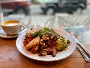 Full English, and I mean full ! 😍 at Cafe Thrive in Southampton