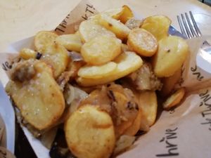 Potatoes with seitan "bacon" and garlic and onions at Cafe Thrive in Southampton