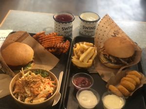 Burger, Coleslaw, Nuggets und Fritten at Swing Kitchen - Kaiserfeldgasse in Graz