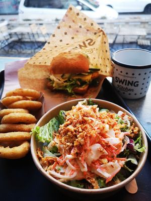 Pink edgy, onion rings, cole slaw at Swing Kitchen - Kaiserfeldgasse in Graz
