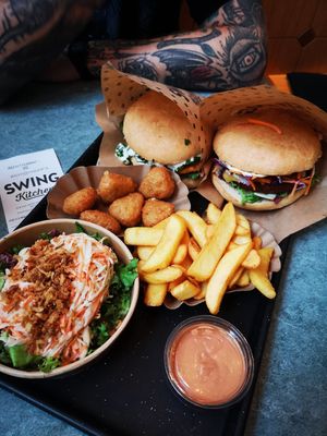 Vienna burger, cheeseburger, fries, chilli cheese bites, cole slaw, bbq sauce at Swing Kitchen - Kaiserfeldgasse in Graz