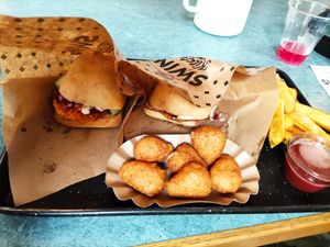 Purple edgy, chilli cheese nuggets, fries at Swing Kitchen - Kaiserfeldgasse in Graz