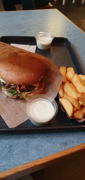 Cheese Burger et frites 🍟 at Swing Kitchen - Kaiserfeldgasse in Graz