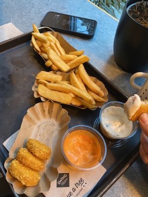 Fries, Nuggets, Knoblauchsauce und Hot Pepper Sauce (wirklich scharf)  at Swing Kitchen - Kaiserfeldgasse in Graz