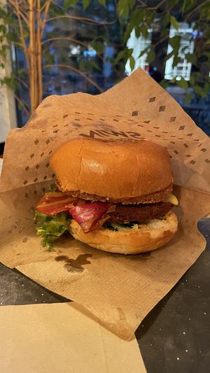 Burger mit Kartoffelrösti & Bacon  at Swing Kitchen - Kaiserfeldgasse in Graz
