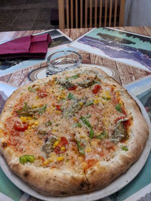 Vegan pizza at Pizzeria Gallus in Bled