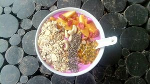 Dragon fruit smoothiebolw at Kaya Caffe in Koh Lanta