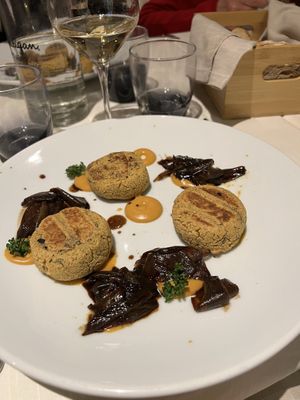 Mini burgers di ceci con mayo veg alla paprika su scalogno caramellato  at La Piazzetta in Verona