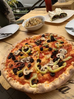 Pizza ohne Käse, Krautsalat  at Zatar Pizza in Yerevan