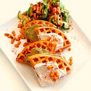 Gaufres salées accompagnées de salade et maïs grillés at Comptoir Veggie in Paris