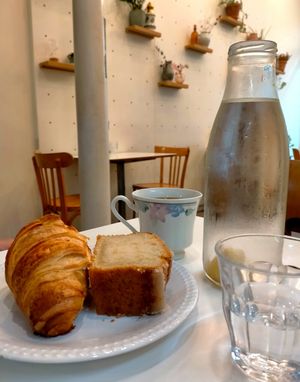 Lemon plumcake, croissant 🥐 at Comptoir Veggie in Paris