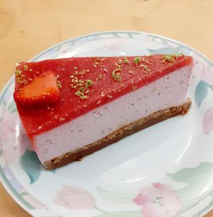 Cheesecake fraise at Comptoir Veggie in Paris
