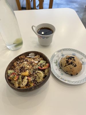 Açaí bowl and scone 😍  at Comptoir Veggie in Paris