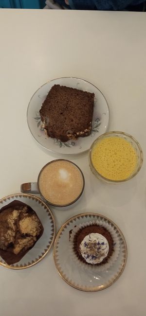 Banana bread, cupcake carrot cake, muffin pistache framboise + latte beurre de cacahuètes & smoothie du jour at Comptoir Veggie in Paris