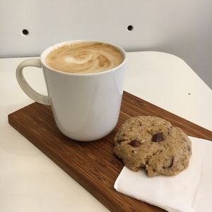 Peanut butter latte & Cookie at Comptoir Veggie in Paris