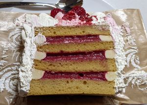 Gâteau framboise vanille at Comptoir Veggie in Paris