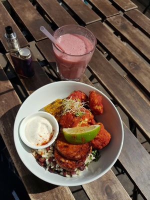 bowl and smoothie at Comptoir Veggie in Paris