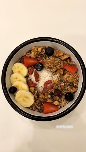 Açaí bowl at Comptoir Veggie in Paris