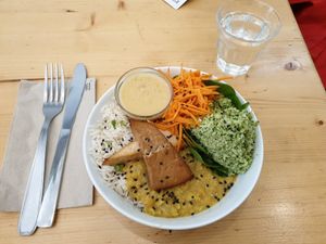 Buddha bowl at Comptoir Veggie in Paris