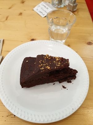 Gâteau chocolat praliné at Comptoir Veggie in Paris