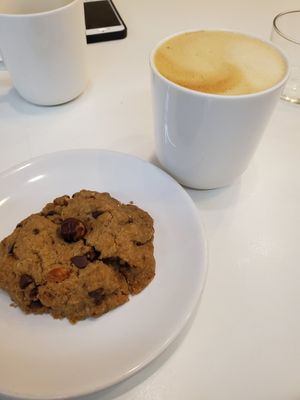 Hazelnut latte and cookie at Comptoir Veggie in Paris