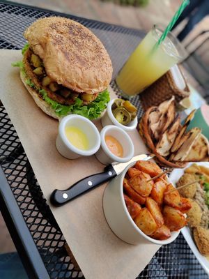 Hamburguesa BBQ con piña at Tacogreen in Queretaro