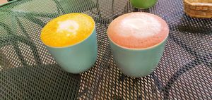 Lattes golden milk y pink uwu at Tacogreen in Queretaro