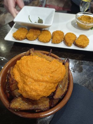 Patatas romesco y nuggets vegano at La Cerveseria Clandestina in Barcelona