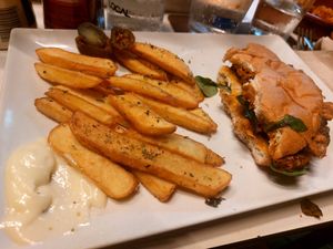 Hamburguesa "carne" desmenuzada at La Cerveseria Clandestina in Barcelona