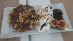 Gofre con chocolate, nata, higos y mermelada. at El Secret in Falset