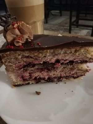 Vegan cake and vegan coffee 👍 at Milch&Zucker in Berlin