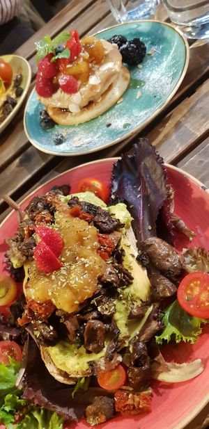 Vegan toast and vegan pancakes at Zenith in Porto