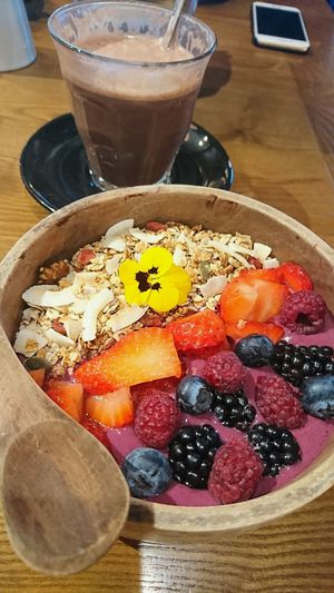 vegan smoothie bowl and peppermint hot chocolate at Zenith in Porto