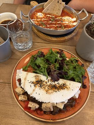 Veganer Tapioca Wrap mit Tofu, Shakshuka (vegan möglich)  at Zenith in Porto