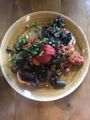 Beetroot hummus toast with mushrooms, tomatoes and chutney at Zenith in Porto