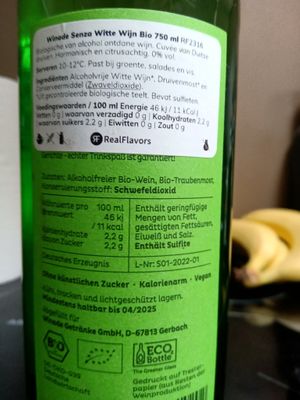Alcohol-free wine (back label, with vegan labelling visible in bold) at Mimint Bio Market in Arnhem
