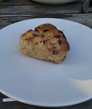 Cake with berries and almond shavings at Mimint Bio Market in Arnhem