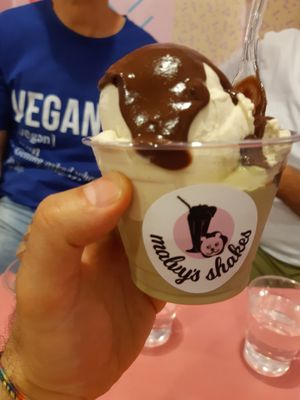 Matcha tee and banana + vanilla ice cream with vegan nutella on top at Malvy's Shakes in Madrid