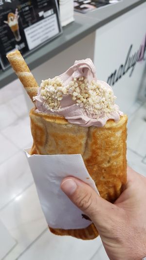 Vegan strawberry ice cream at Malvy's Shakes in Madrid