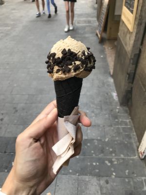 Cappuccino and oreo ice cream at Malvy's Shakes in Madrid