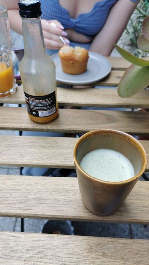 muffin pêche & lait matcha at L'instant in Tours