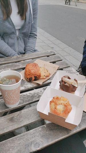 Pain au chocolat, cookie à l'avoine, tartelette poire chocolat at L'instant in Tours