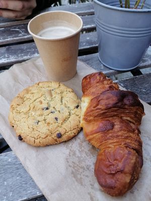 Café au lait d'avoine, cookie au cacahuète et croissant 💚 #Veganuary at L'instant in Tours