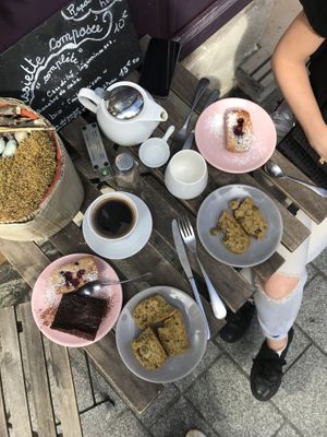 Vegan cakes both sweet and savoury 😋 at L'instant in Tours